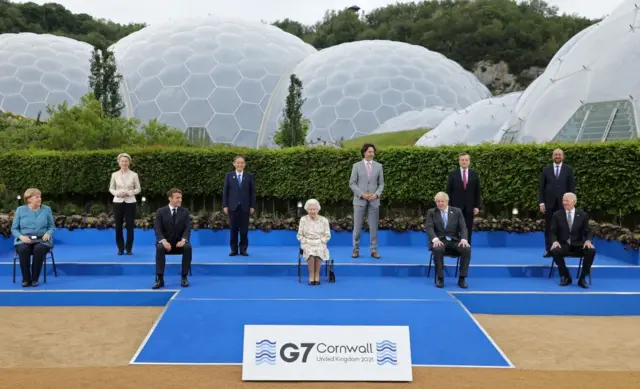 The Queen poses for a photo with G7 leaders at the Eden Project