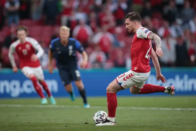 Pierre-Emile Hojbjerg misses a penalty