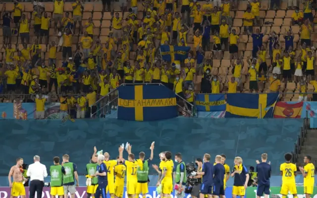 Sweden players applauding the fans at full time