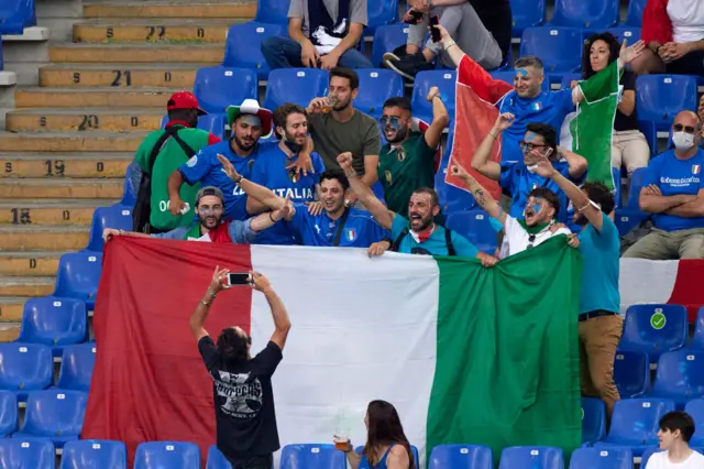 Italy fans cheering