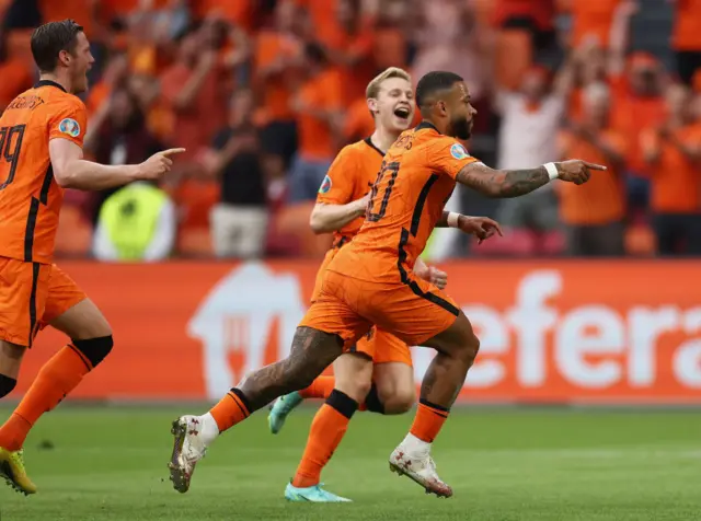 Memphis Depay celebrating