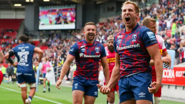 Bristol celebrate try