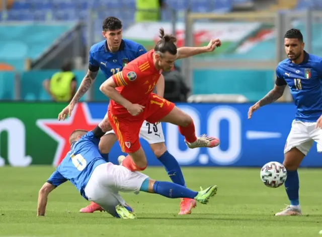 Gareth Bale is stopped by Marco Verratti