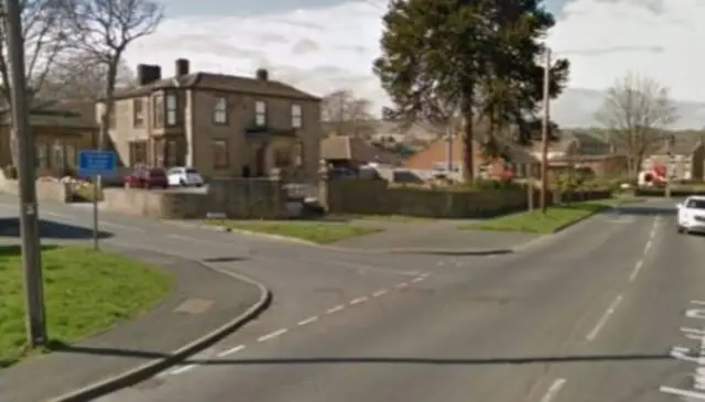 Junction of Holmfirth Road and Tinker Lane