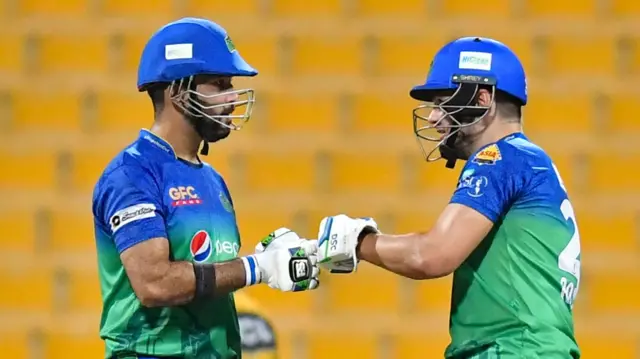 Rilee Rossouw and Sohaib Maqsood