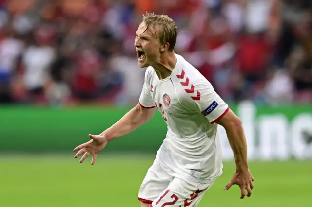 Dolberg celebrates his second goal