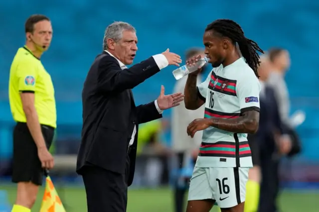 Santos giving instructions to Sanches