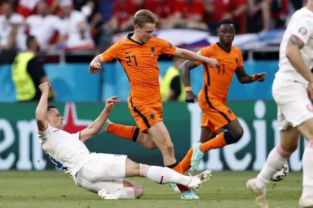 Frenkie de Jong getting tackled