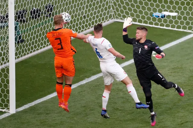 Matthijs de Ligt heading the ball