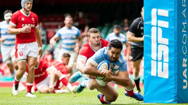 Jeronimo De La Fuente of Argentina scores his sides second try