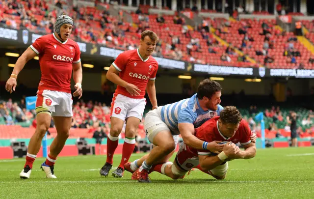 Will Rowlands scores Wales' first try