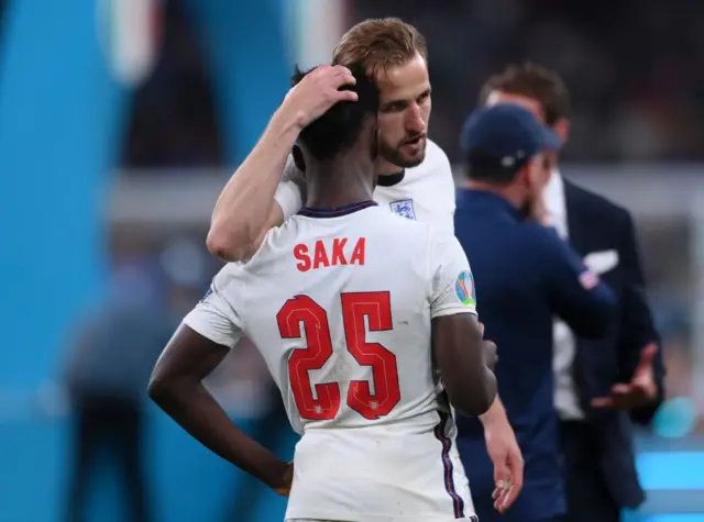 Harry Kane hugging Bukayo Saka