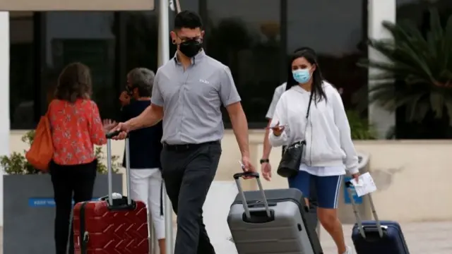 Taxi driver helps tourists with luggage at airport - 1 June