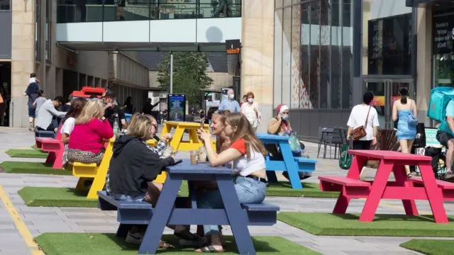 Outdoor dining in Cardiff