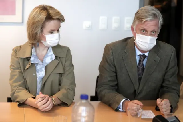 Royal couple pictured wearing coronavirus masks