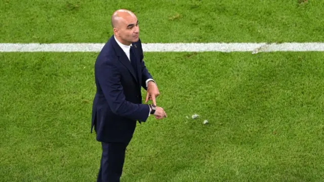 Roberto Martinez points to his watch