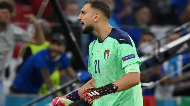 Donnarumma celebrating