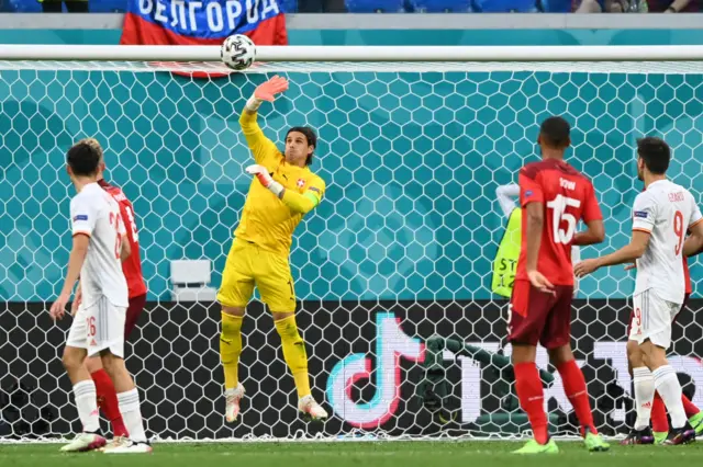 Yann Sommer saves Alba's shot