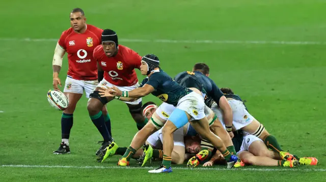 Maro Itoje defends at a ruck