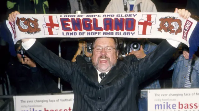 Ricky Tomlinson as Mike Bassett