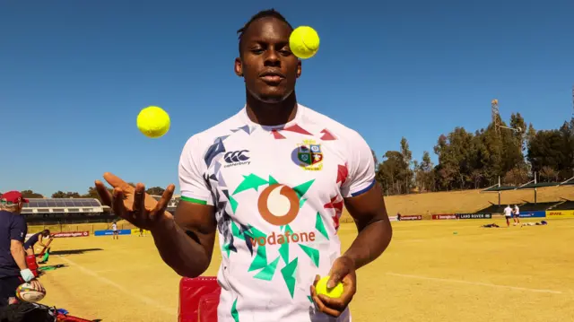 Maro Itoje juggling