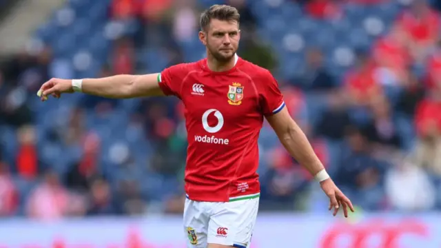 Dan Biggar pointing