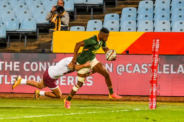 Aphelele Fassi scores a try