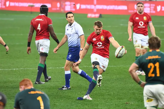 Dan Biggar kicks a penalty