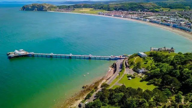 Mae Llandudno yn atyniad i dwristiaid