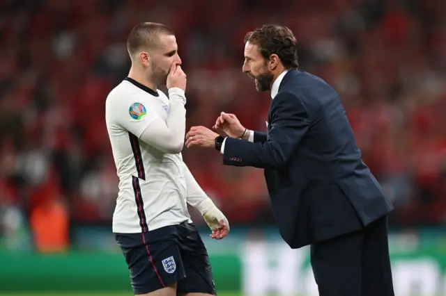 Southgate talks to Luke Shaw