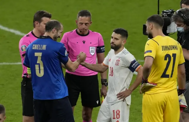 Giorgio Chiellini and Jordi Alba shake hands before the Italy and Spain penalty shootout