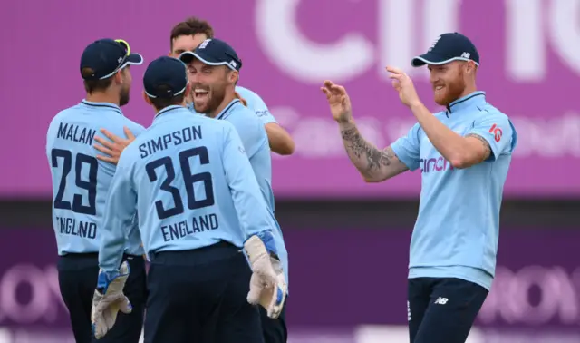 England celebrate wicket against Pakistan