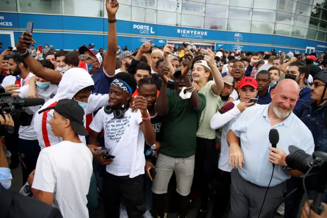 Fans gather at Parc des Princes