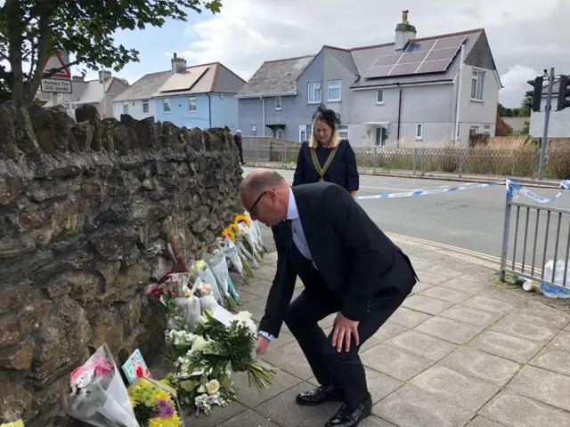 Nick Kelly and Terri Beer laying wreaths