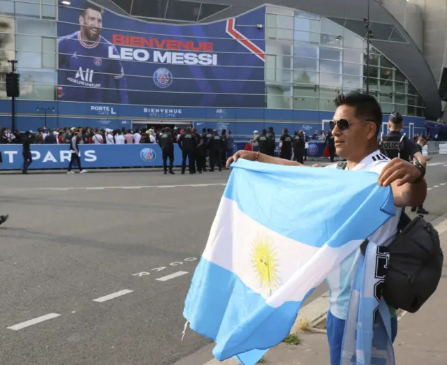 PSG fan with Argentina flag