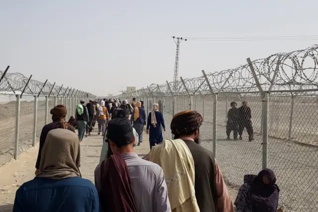 Afghans crossing the border to Pakistan