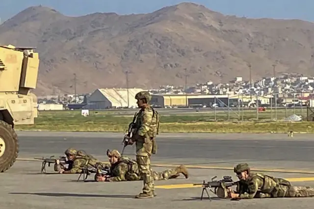 US soldiers take up their positions as they secure the airport in Kabul