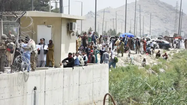 Afghans rush to Kabul airport to flee the Afghan capital of Kabul, 18 August 2021