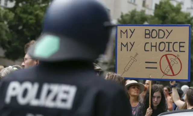 Berlin anti-vaxxers confronting police, 1 Aug 21