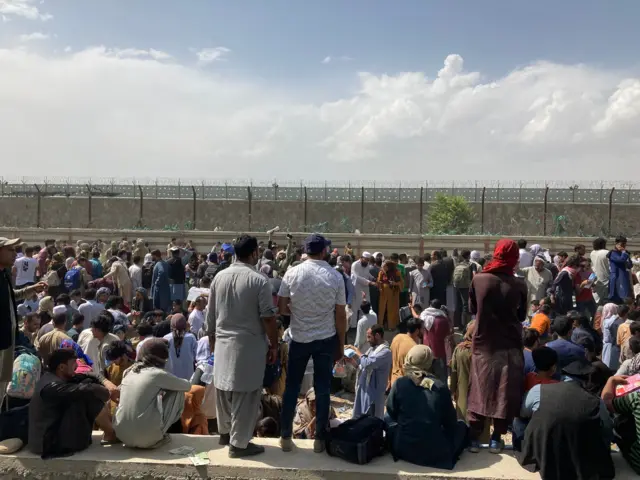 Crowds at the airport in Kabul