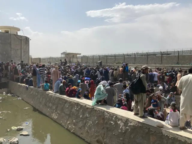 Crowds at the airport in Kabul