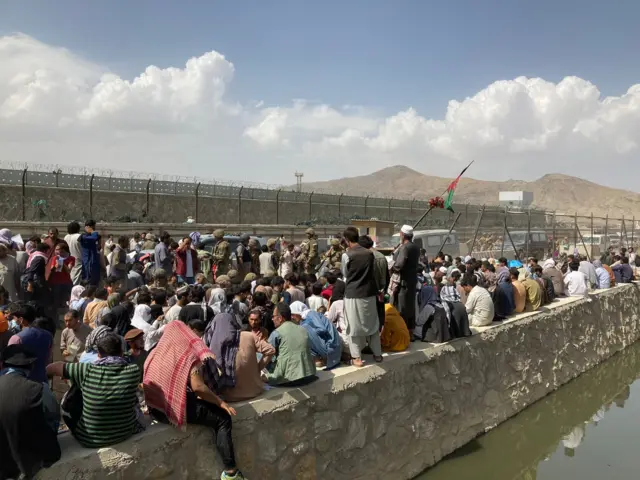 Crowds at the airport in Kabul