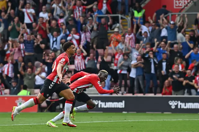 Che Adams celebrates opening the scoring against Man United