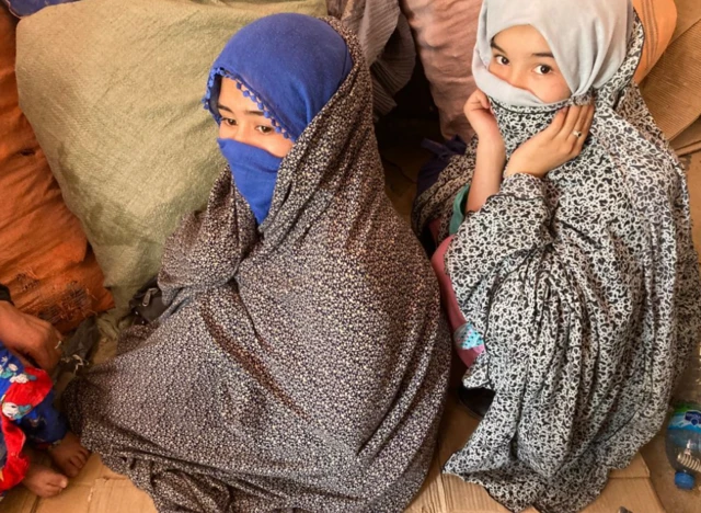 Two girls at the border in Pakistan