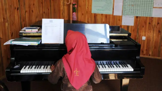 Afghan girl plays piano