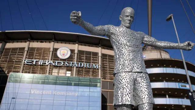 Kompany statue