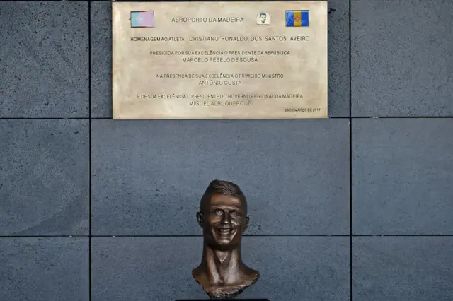 Ronaldo statue