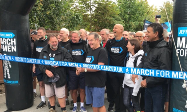 Jeff Stelling and others at the start line in Harrogate