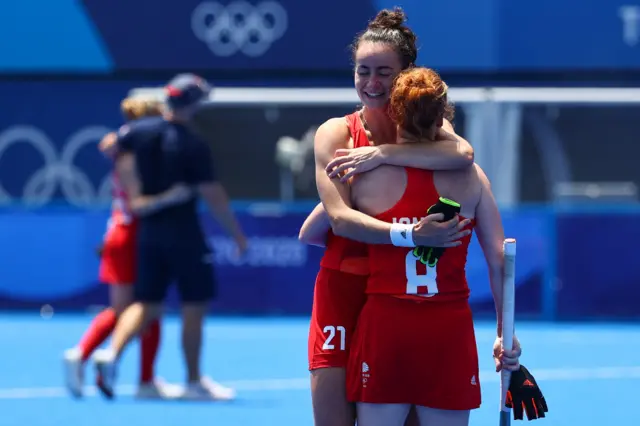 Fiona Crackles embraces Sarah Jones after winning bronze