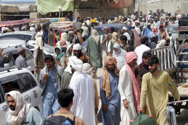 People arriving from Afghanistan gather at the Friendship Gate crossing point on the Afghanistan-Pakistan border. Photo: August 2021